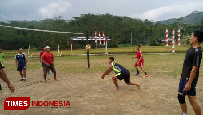 Satgas TMMD dan pemuda Karangjambu Sparing Volly Ball untuk mejalin Kedekatan (FOTO: AJP TIMES Indonesia)