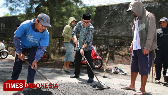 Bupati Anas membantu pekerja memperbaiki jalan. (FOTO: Humas Pemkab Banyuwangi for TIMES Indonesia)