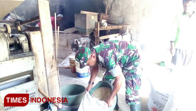 Anggota Satgas TMMD bantu warga mengolah gabah di rice mill Karangjambu (FOTO: AJP TIMES Indonesia)