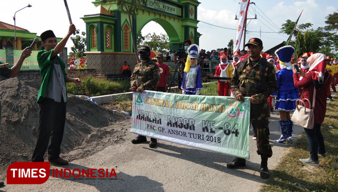 Ketua PAC GP. Ansor Kecamatan Turi, M. Alamudin, memberangkatkan peserta Festival Drumb Band, dalam rangkaian kegiatan Harlah Gerakan Pemuda Ansor ke-84, Dusun Gabus, Desa Tambakploso, Kecamatan Turi, Jumat, (13/4/2018). (FOTO: Zainal Abidin/AJP TIMES Ind
