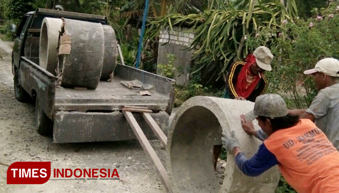 Proses-pembuatan-MCK-di-rumah-Mbah-Rumisi-A.jpg