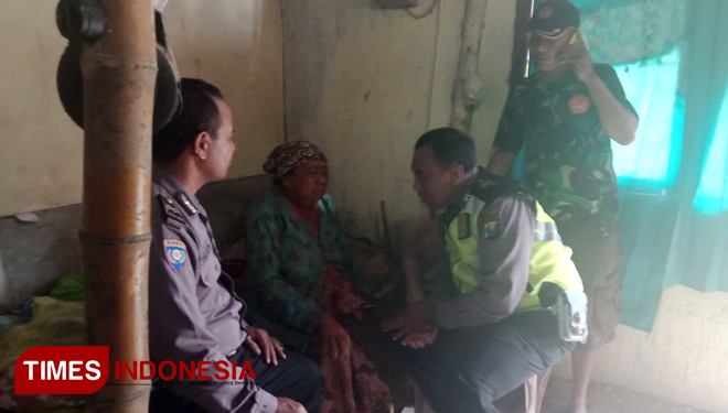 Proses-pembuatan-MCK-di-rumah-Mbah-Rumisi-B.jpg