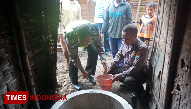 Proses pembuatan MCK di rumah Mbah Rumisi tengah dikerjakan pekerja bangunan, Sabtu, (14/4/2018). (FOTO: Ardiyanto/TIMES Indonesia)
