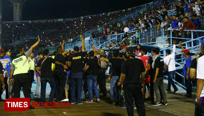 Ricuh, Laga Arema FC vs Persib Terhenti di Injury Time