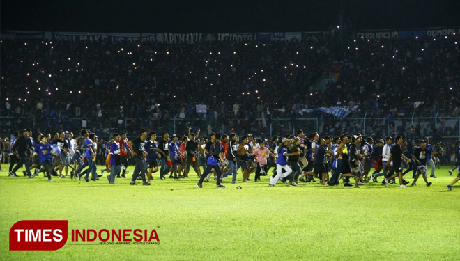 Berita Foto: Berakhir Imbang, Stadion Kanjuruhan Ricuh