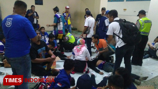 Terkena Gas Air Mata, Ratusan Aremania Terkapar