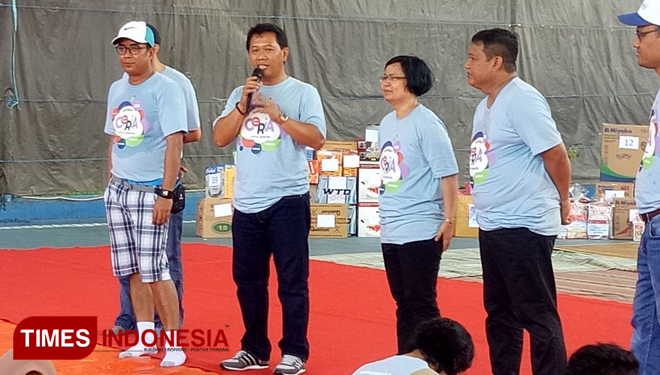 Budi Wahju Soesilo (pegang mic) Saat memberikan sambutan dalam Family Gathering Kompartemen Sekper Di Lapangan Tenis indoor PC VI PT Pupuk Kaltim, Minggu 15/4/2018 (FOTO: Kusnadi/TIMES Indonesia)
