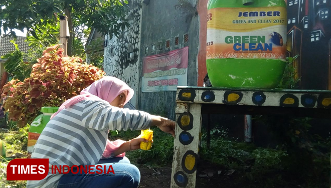 Warga Kampoeng Recyle bersama mahasiswa dan Komunitas GenBI kerja bakti untuk mempercantik lingkungan. (FOTO: Desi Wahyuningsih/TIMES Indonesia)