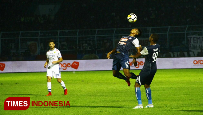 Arema FC vs Persib Bandung musim lalu. (FOTO: Dok. TIMES Indonesia)