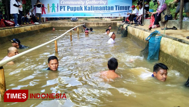 Peserta Community Gathering Pupuk Kaltim sedang mengobok-obok kolam Pemancingan Arwana untuk mendapatkan ikan. (FOTO: Andry Subandono/ TIMES Indonesia)