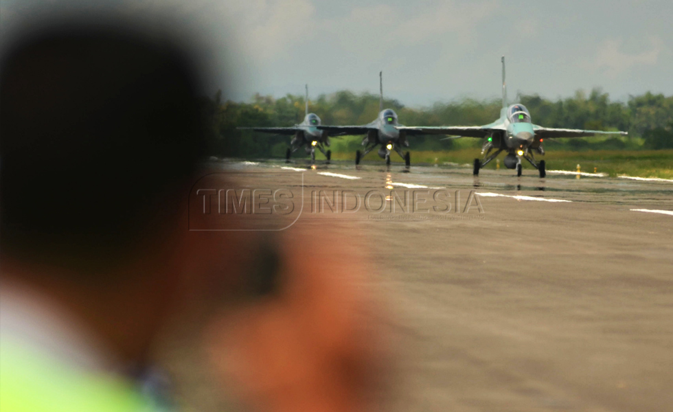 Empat pesawat tempur T50 saat akan melakukan lepas landas di Lanud Iswahyudi. (FOTO : Adhitya Hendra/TIMES Indonesia)