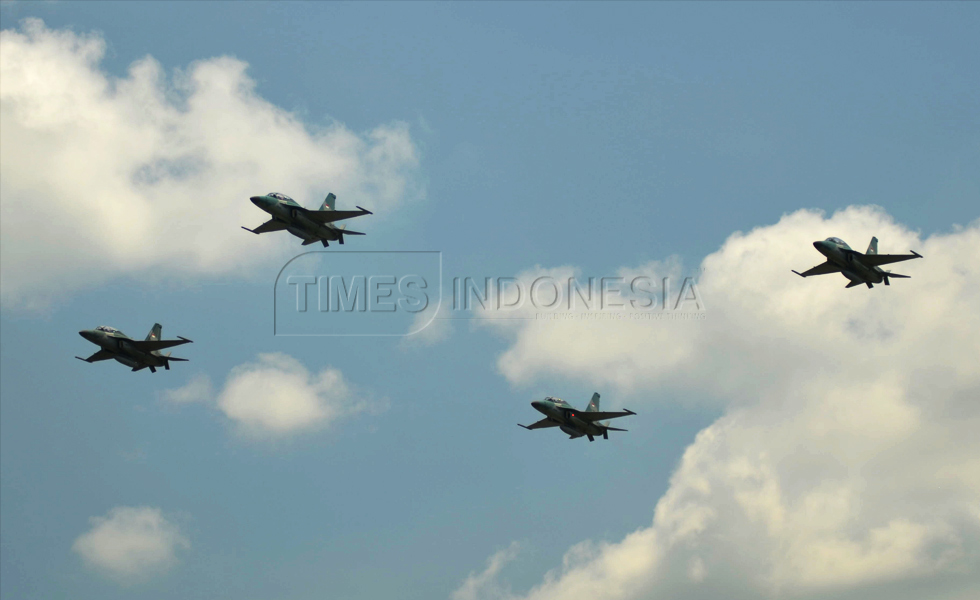 Empat pesawat tempur T50 saat terbang formasi di langit Lanud Iswahyudi. (FOTO : Adhitya Hendra/TIMES Indonesia)