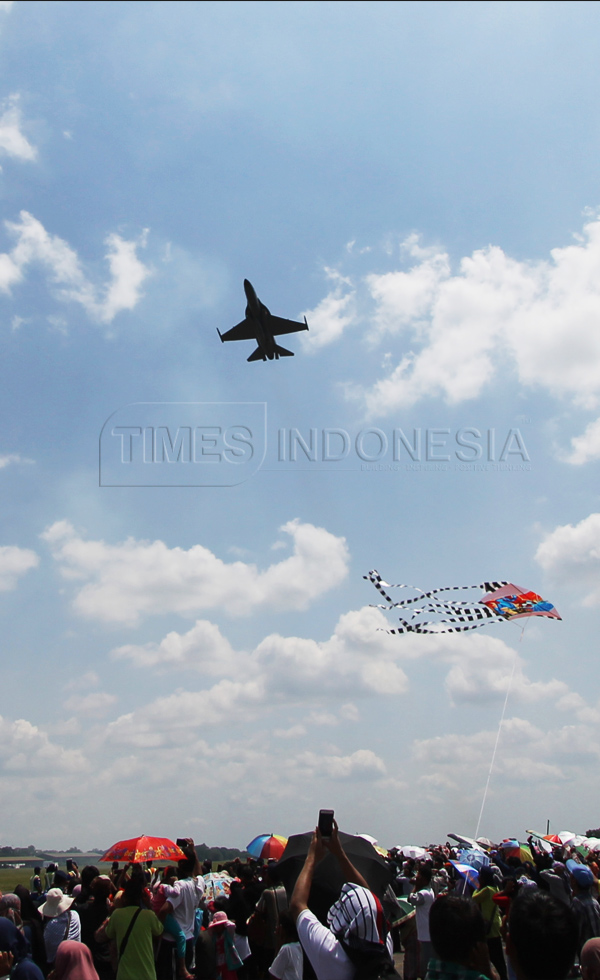 Sebuah pesawat tempur T50 saat terbang rendah di Lanud Iswahyudi. (FOTO : Adhitya Hendra/TIMES Indonesia)