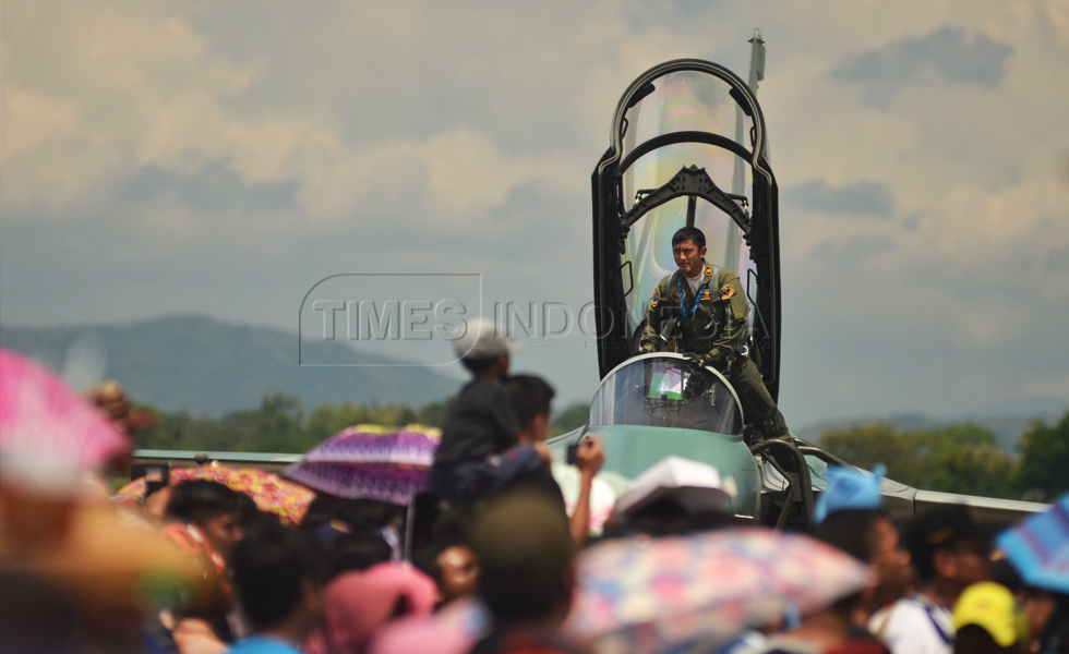 Seorang pilot keluar dari ruang kemudi pesawat tempur T50 usai melakukan terbang di langit Lanud Iswahyudi. (FOTO : Adhitya Hendra/TIMES Indonesia)