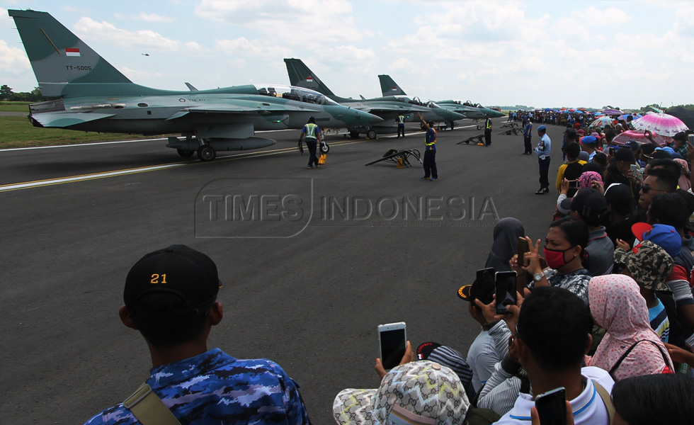 Ribuan masayrakat melihat secara dekat pesawat tempur T50 usai terbang di atas langit Lanud Iswahyudi. (FOTO : Adhitya Hendra/TIMES Indonesia)