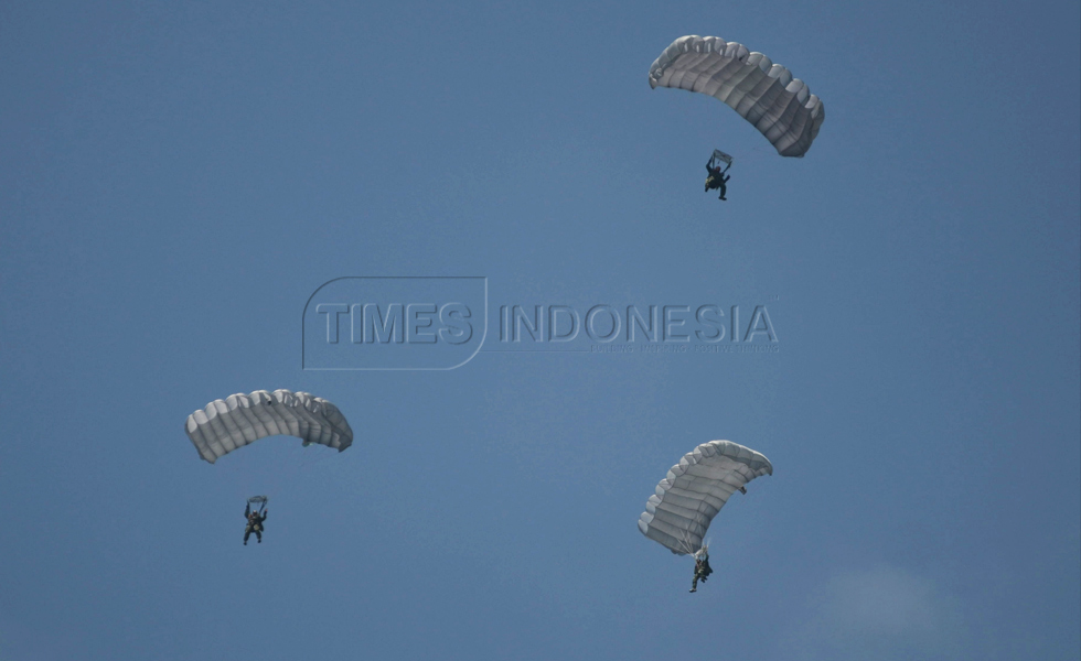Sejumlah prajurit TNI AU dari Batlyon 463 Paskhas di atas langit Lanud Iswahyudi. (FOTO : Adhitya Hendra/TIMES Indonesia)