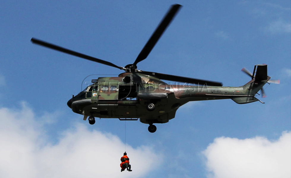 Prajurit TNI AU dari Batlyon 463 Paskhas melakukan SAR dan Resceu yang diangkut oleh Helikopter Super Puma di atas langit Lanud Iswahyudi. (FOTO : Adhitya Hendra/TIMES Indonesia)