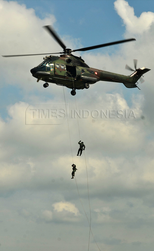 Sejumlah prajurit TNI AU dari Batlyon 463 Paskhas melakukan repling dari atas helikopter Super Puma di atas langit Lanud Iswahyudi. (FOTO : Adhitya Hendra/TIMES Indonesia)