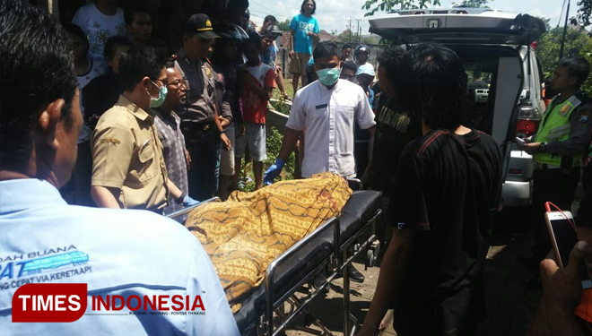 Jalan di Rel, Seorang Pemuda Asal Kalibaru Tersambar Kereta
