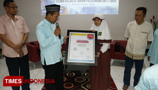 Jelang UN, Civitas Akademik SD Berlian Gresik Tandatangani Komitmen Jujur