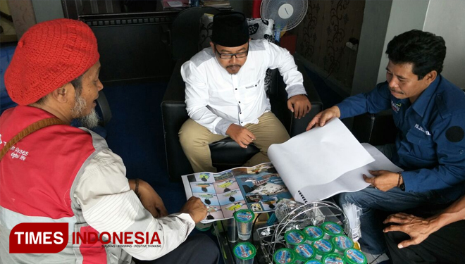 Dirut PD Jasa Yasa ketika membahas soal pengembangan Pantai Wisata Ngliyep dan gambar-gabar siteplannya. (FOTO: Widodo irianto/TIMES Indonesia)