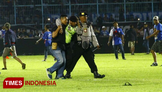 Supporter yang menjadi korban kerusuhan dalam pertandingan Arwma Fc vs Persib Bandung di Stadion Kanjuruhan Malang. (FOTO: Tria Adha/TIMES Indonesia)