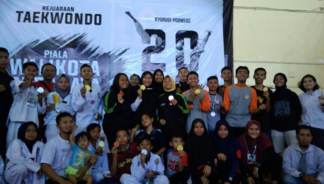 Atlet Taekwondo Bondowoso memamerkan medali yang mereka raih di kejuaraan tingkat Jawa Timur. (FOTO: Istimewa)
