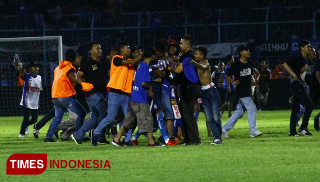 Kerusuhan suporter terjadi di menit akhir pertandingan Arema FC vs Persib di Stadion Kanjuruhan Malang. Minggu, 15/4/2018. (FOTO: Tria Adha/TIMES Indonesia)