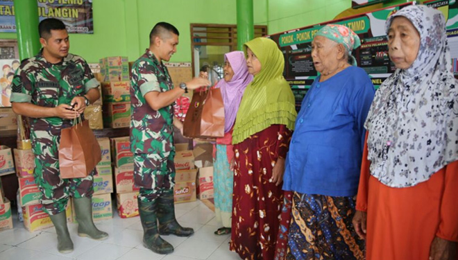 Dansatgas TMMD Sidoarjo Bagikan Sembako ke Masyarakat