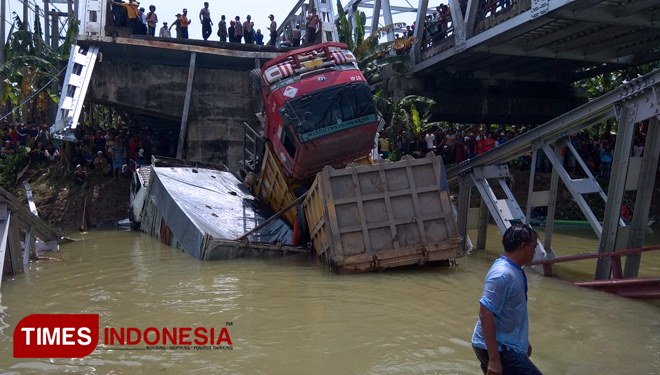FOTO: Jembatan Ambruk Diduga Overload