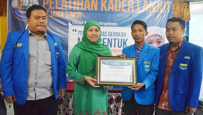 Saat Blusukan, Khofifah Sempatkan Mengucap Selamat Harlah PMII ke-58