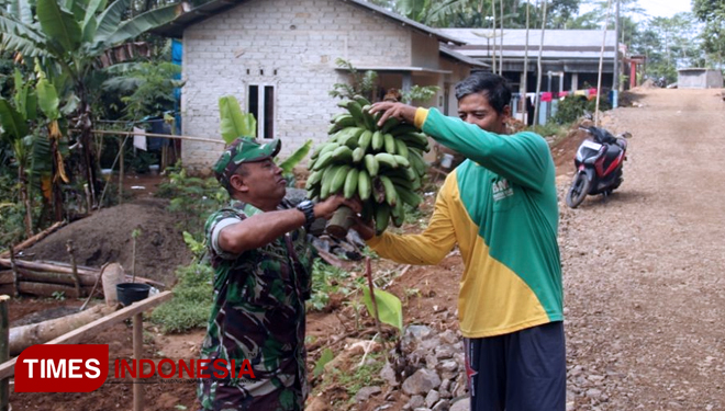 Makin Mesra, Warga Berikan Hasil Bumi Pada Satgas TMMD