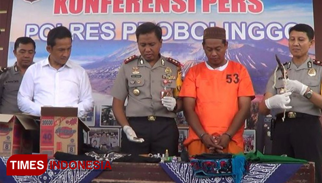 Kapolres Probolinggo, AKBP Fadly Samad bersama tersangka (FOTO: Dicko/TIMES Indonesia)