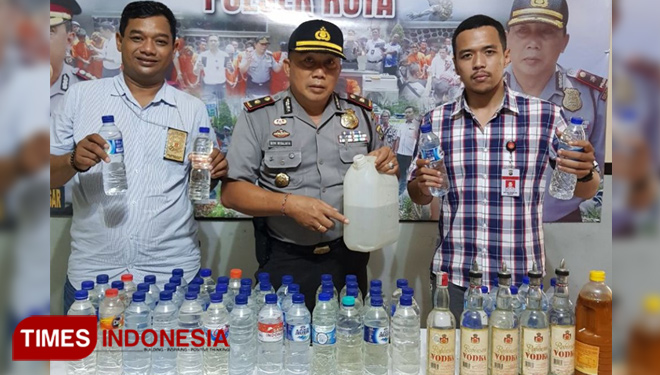 Cegah Oplosan, Polsek Kuta Sita Puluhan Miras Jenis Arak