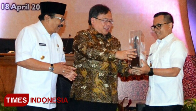Terbaik Se-Jatim, Menteri PPN dan Pakde Karwo Ganjar Penghargaan ke Banyuwangi