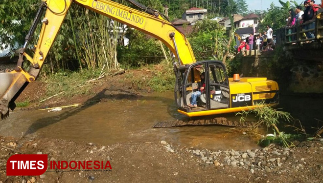 Sopir Backhoe 19 Tahun Wonosobo, Normalisasi Kali Laban Purbalingga (FOTO: AJP TIMES Indonesia)