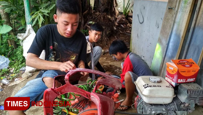 Ikrar (16) Siswa SMK Karangjambu membuka bengkel cat dan bengkel motor. (FOTO: AJP/TIMES Indonesia)