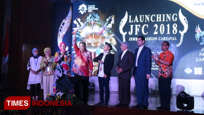 Menteri Pariwisata Arif Yahya bersama Bupati Jember dr Faida dan Presiden JFC Dynand Fariz meresmikan JFC 2018 Asia Light. (FOTO: Istimewa)