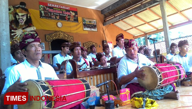 Kesenian Bali mengiringi Pembukaan Deklarasi Rintisan Desa Kebangsaan di Patoman Banyuwangi, Selasa (17/4/2018). (FOTO: Dian Efendi/TIMES indonesia)