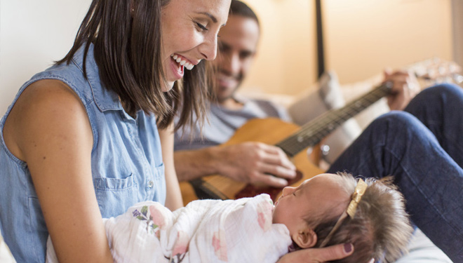 Bernyanyi untuk bayi. (FOTO: Huffington Post Canada)