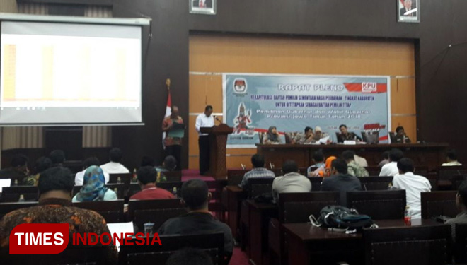 Rapat pleno penetapan DPT Pilgub Jatim 2018, Juni mendatang. (FOTO: Nana Ariani/TIMES Indonesia)