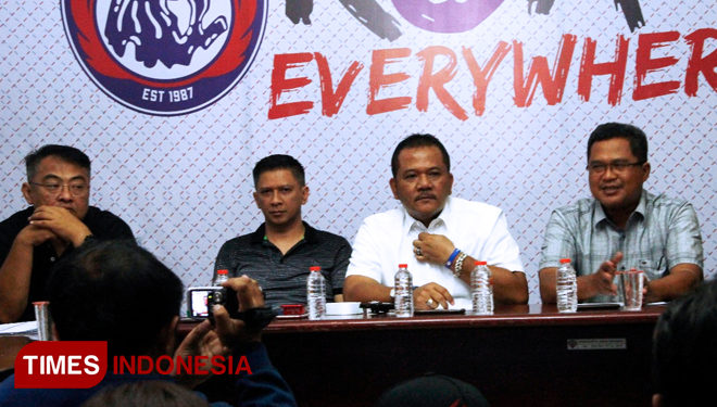 Konferensi pers Pembina Arema FC. Ir. Agoes Soerjanto dan CEO, Iwan Budianto mengenai kerusuhan yang terjadi saat laga liga 1 Arema FC melawan Persib. Kamis, 19/4/2018. (FOTO: Tria Adha/TIMES Indonesia)