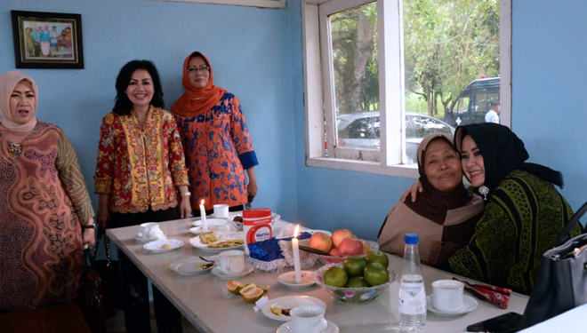 Kunjungi Lanud Iswahjudi, Ketua Umum PIA Nostalgia Makan Tempe