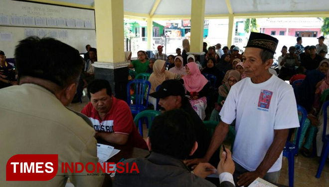 Pembagian Kartu Tani di Desa Bades, Pasirian, Kabupaten Lumajang, Senin (16/4/2018). Mahasiswa STPP Malang membantu membagikan. (FOTO: STPP Malang for TIMES Indonesia)
