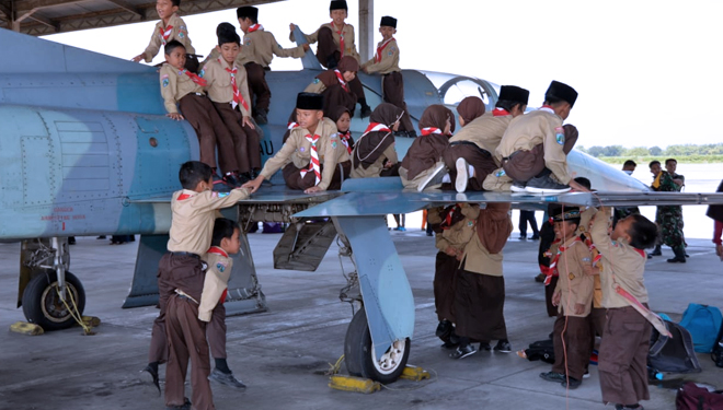 Para siswa naik dan menyaksikan pesawat tempur F-5 Tiger dari dekat, Rabu (17/4/2018). (FOTO: Pen Lanud Iswahjudi)