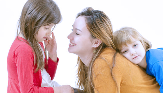 Memiliki Anak Pemalu? Yuk, Atasi dengan Tips Ini