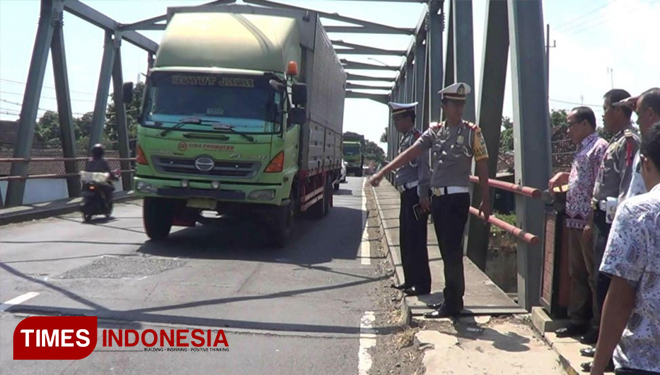 Satlantas Polres Probolinggo bersama BBPJN VIII saat melakukan pengecekan di jembatan nasional Pajarakan. (FOTO: Dicko W/TIMES Indonesia)