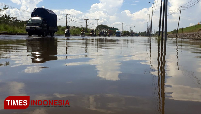 Jalan Raya Porong arah Sidoarjo menuju Pasuruan dan Malang yang tergenang air banjir. (FOTO: Rudi Mulya/TIMES Indonesia)