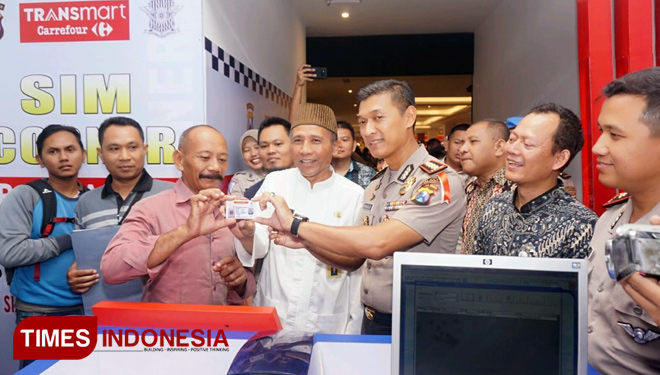 Kapolresta Sidoarjo, Kombespol Himawan Bayu Aji saat membuka layanan SIM Corner dipusat Perbelanjaan Transmart. (FOTO: Rudi Mulya/TIMES Indonesia)