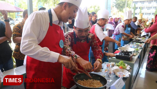 Gaya Seru Rektor Unitomo Masak Nasgor di Hari Kartini